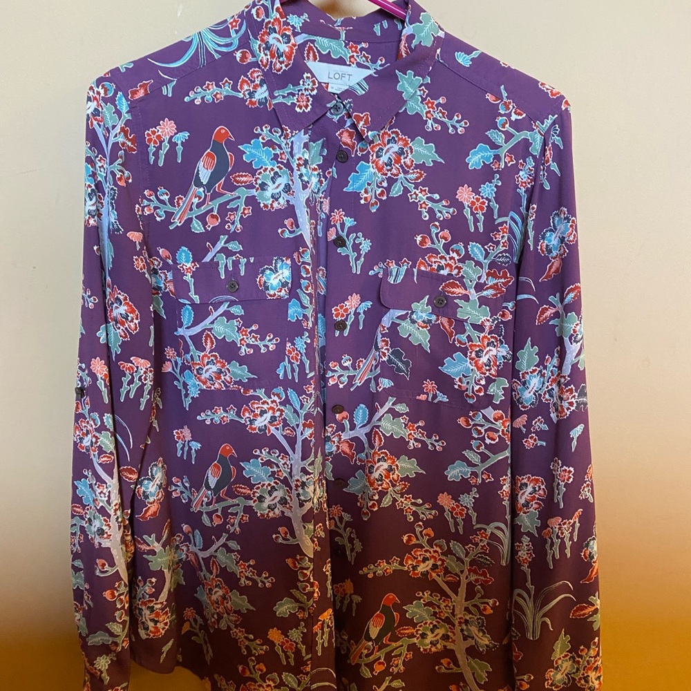 Pretty shirt that can be styled with multiple colors. Only worn a few times